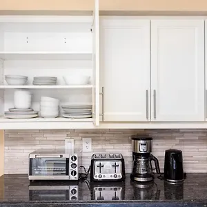 Spacious & Quiet 4bd House In Prime Location! Upper 2 Levels! Holiday home Mississauga